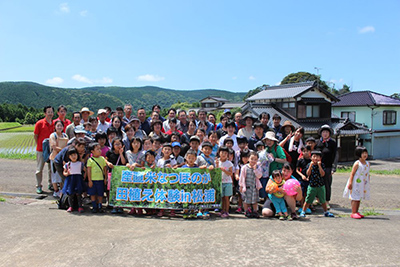 田植え終わって全員で記念写真